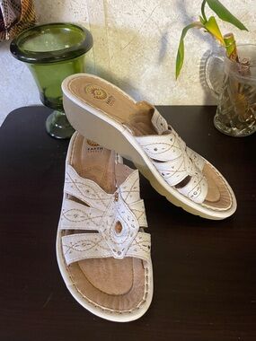 Earth Spirit White and Tan Slip-On Comfort Sandals with Decorative Stitching